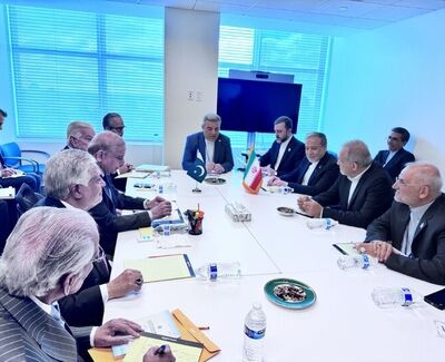 بزشکیان وشهباز شریف یستعرضان آخر التطورات فی تنفیذ الاتفاقیات والتفاهمات الثنائیة والمستجدات الإقلیمیة

