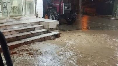 سیلاب محور مظفرآباد در جنوب کرمان را مسدود کرد؛ هشدار جدی به رانندگان