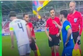 لحظة امتناع قائد المنتخب الأیرلندی عن مصافحة قائد المنتخب الصهیونی فی دوری الأمم الأوروبیة

