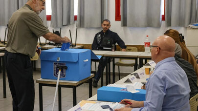 בחירות בישראל: גוש נתניהו זוכה ב-53 מושבים, אייזנקוט ב-48, לפני ספירת כל הקולות.