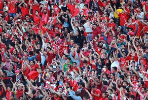 صف طولانی هواداران پرسپولیس در گیت های ورزشگاه نقش جهان + فیلم