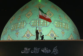 پرچم ملی در مهمترین مرکز موعود گرایی و مقدس ترین مسجد ایران برافراشته شد
