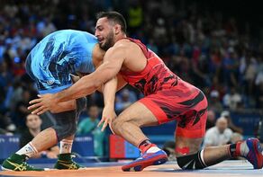 Amouzad, Azarpira into 2025 World Wrestling C'hamps finals