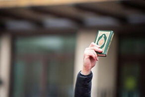 الحكومة السويدية تتراجع عن تعنّتها بشأن الإساءة للقرآن الكريم
