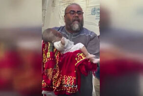 اُسر الشهداء في غزة.. أب يقدم رضيعه قرباناً ويتوعد بالثأر