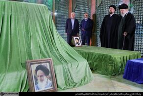 حضور رهبر معظم انقلاب اسلامی در مرقد مطهر امام راحل و گلزار شهدای بهشت زهرا
