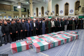 رهبر انقلاب بر پیکر هفت شهید راه قدس نماز اقامه کردند +فیلم