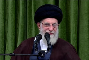 لحظاتی از شعرخوانی ندیم سرسوی از هندوستان در دیدار دیشب جمعی از شاعران و اهالی فرهنگ و ادب با رهبر معظم انقلاب