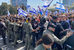 犹太复国主义政权警察袭击反对内塔尼亚胡的示威者
