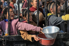 آخر التطورات في فلسطين المحتلة.. شبح المجاعة يتربص بآلاف الفلسطينيين في غزة
