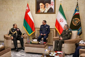 كبار القادة في القوات المسلحة يلتقون رئيس الأركان العماني