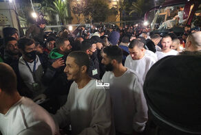 الدفعة السابعة من الأسرى الفلسطينيين المحررين تصل إلى رام الله.. والصليب الأحمر يتسلّم جثث 4 أسرى إسرائيليين