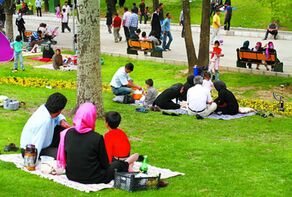 Iranians embrace beauty of spring on 'Sizdah Bedar'