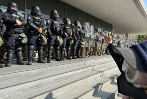 特朗普派遣海军陆战队与抗议移民对话