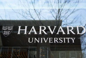 哈佛大学被白宫羞辱；电工比精英更重要！