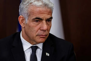 מקורביו של נתניהו זועמים על הזמנתו של לפיד להיפגש עם נשיא איחוד האמירויות הערביות.