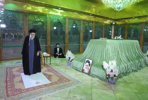 Leader visits Imam Khomeini's mausoleum as Islamic Revolution anniversary begins
