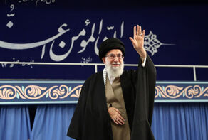 «باید برخاست»، شعار محوری و «مشت گره‌کرده»، نشان رسمی مراسم «بدرقه آقای شهید ایران»