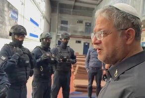 בן גביר פרץ לכלא הנגב והורה על החרמת בגדי אסירים וקוראנים