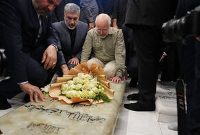 Ghalibaf pays tribute to Iraqi resistance martyrs in Najaf