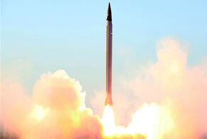 IRGC ballistic missile retaliation forces US aircraft carrier, destroyer to flee