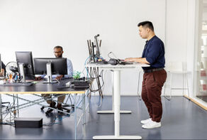 نشستن طولانی چه بلایی سر ستون فقرات می‌آورد؟+ فیلم