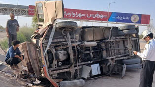 8 نفر در واژگونی مینی‌بوس محور یزد - میبد مصدوم شدند