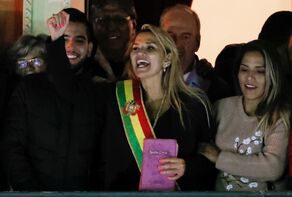 بوليفيا.. تعيين رئيس انتقالي وافقت عليه المحكمة الدستورية ورفضه البرلمان (آخر التطورات)