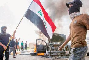 احتجاجات عنيفة بالعراق.. إحراق مراكز حكومية وإصابة عناصر أمن بقنبلة يدوية