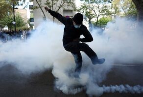 图片新闻：数百人被捕!法国各地抗议愈演愈烈,学生向教师泼洒汽油