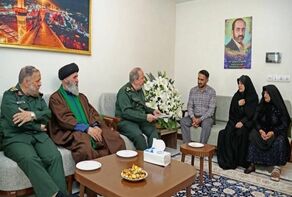 سردار ابن‌الرضا در دیدار با خانواده شهید فولادوند: خانواده‌های شهدا سرمایه‌های ارزشمند معنوی کشور هستند