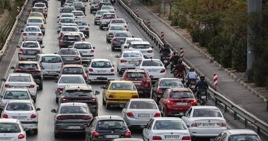 ترافیک نیمهسنگین در آزادراههای منتهی به تهران؛ هشدار پلیس درباره لغزندگی جادهها