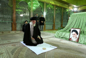 قائد الثورة يزور مرقد الإمام الخميني (ره) ومزار الشهداء