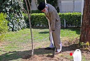 رهبر انقلاب به‌مناسبت روز ملّی درختکاری یک اصله نهال غرس کردند