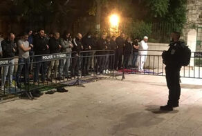 اقامه نماز جمعه مقابل درهای مسجدالاقصی