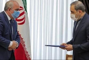 تقدیم پیام پوتین به رهبر انقلاب در دیدار ولایتی با سفیر روسیه