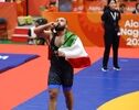 امیرحسین زارع طلای ناگویا را به امام رضا(ع) تقدیم کرد
