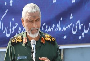 دریادار عظمایی: ناوهای آمریکا نزدیک تنگه هرمز شوند غرق‌شان می‌کنیم